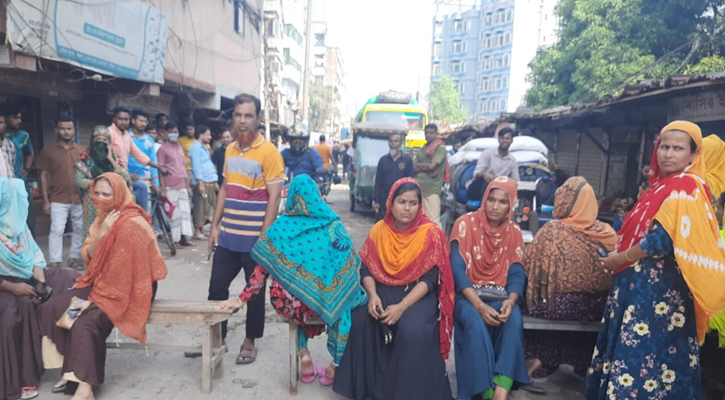 গাজীপুরে বেতনের দাবিতে শ্রমিকদের বিক্ষোভ 